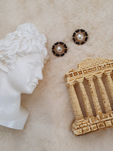 Cargar imagen en el visor de la galería, Orecchini con perla centrale e contorno nero
