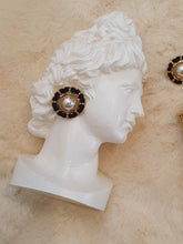 Cargar imagen en el visor de la galería, Orecchini con perla centrale e contorno nero
