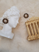 Load image into Gallery viewer, Orecchini con perla centrale e contorno nero
