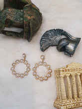 Load image into Gallery viewer, Orecchino dorato in metallo e perle
