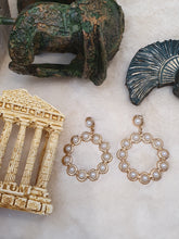 Cargar imagen en el visor de la galería, Orecchino dorato in metallo e perle
