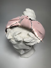 Carica l&#39;immagine nel visualizzatore di Gallery, Cerchietto rosa in tessuto e strass con nodo centrale
