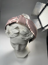 Charger l&#39;image dans la galerie, Cerchietto rosa in tessuto e strass con nodo centrale
