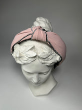 Carregar imagem no visualizador da galeria, Cerchietto rosa in tessuto e strass con nodo centrale
