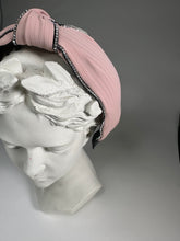 Charger l&#39;image dans la galerie, Cerchietto rosa in tessuto e strass con nodo centrale
