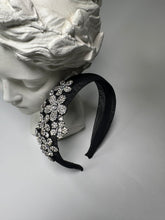 Cargar imagen en el visor de la galería, Cerchietto nero in tela rigida e applicazione Haute Couture
